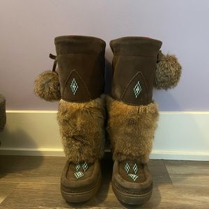 Manitobah MukLuks in brown rabbit fur with turquoise beading details size 5